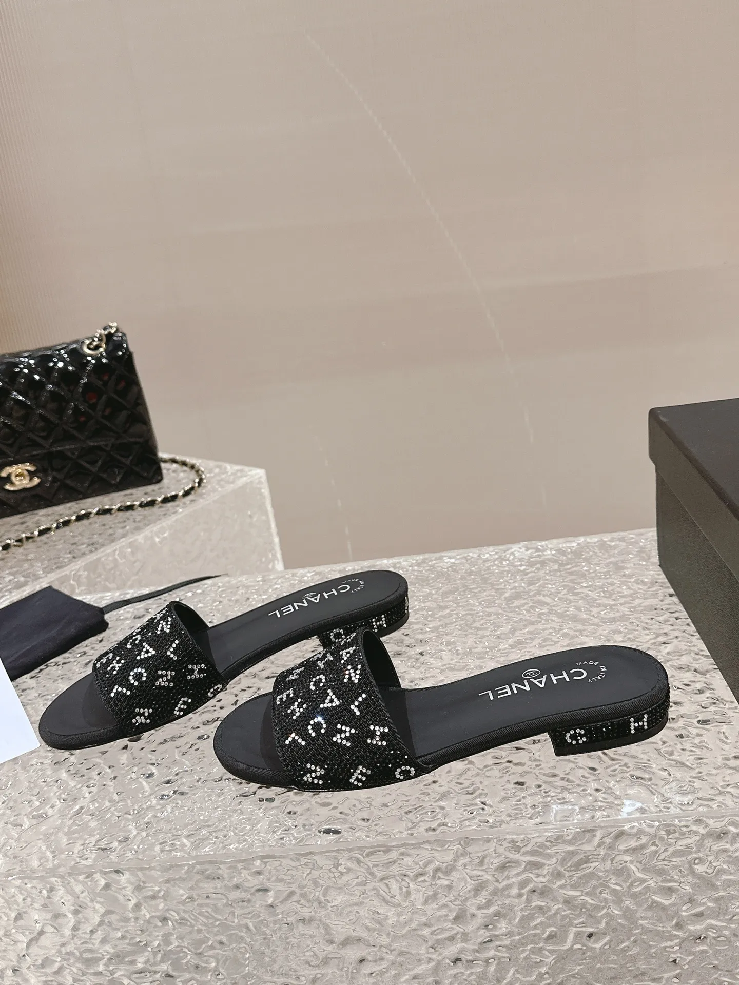 👟👟Ex-factory price 440👟👟 Xiaoxiang Chanel rhinestone slippers with large black rhinestone letters, these really blingbling slippers are full of diamonds. They are both classic and artistic, and can be styled according to your daily style. The characteristic is that the hot diamonds are particularly shiny. They are made with heavy craftsmanship and are not easy to fall off. They have the sexy temperament of celebrities and are versatile. Color: black white 35-41